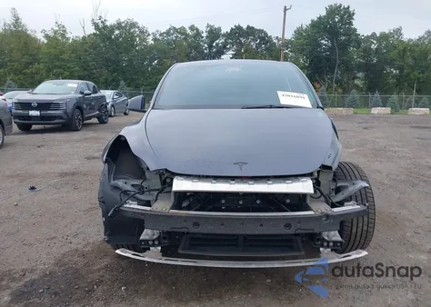 2023 Tesla Model Y Awd/Long Range Dual Motor All-Wheel Drive z USA, uszkodzony, nr VIN 7SAYGDEE3PF696104